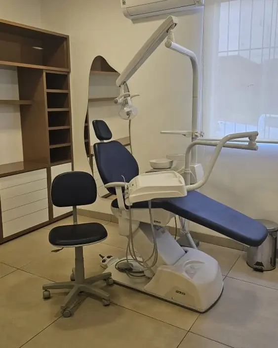 Cadeira odontológica do consultório de cirurgia bucomaxilofacial da Dra. Ana Carulina Rezende, em Rio Verde – GO