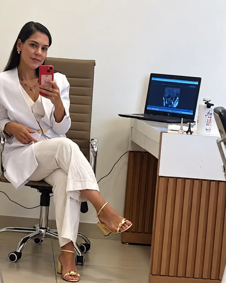 Dra. Ana Carulina Rezende, cirurgiã bucomaxilofacial, em seu consultório em Rio Verde – GO