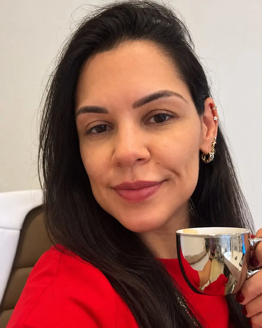 Retrato da Dra. Ana Carulina Rezende, cirurgiã bucomaxilofacial e doutora em Ciências da Saúde pela UFG